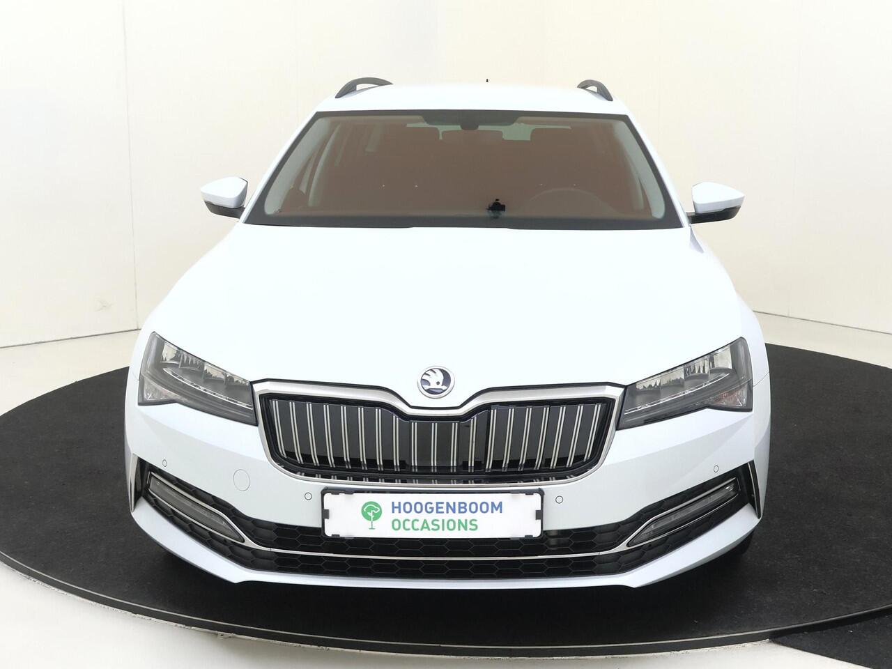 Skoda SUPERB Combi 1.4 TSI iV Business Edition | SoH 90% | Achteruitrijcamera | Stoelverwarming | Adaptieve demping | Navigatie | Virtual cockpit | CarPlay | Cruise control | Verwarmde voorruit |