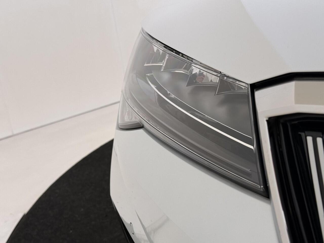 Skoda SUPERB Combi 1.4 TSI iV Business Edition | SoH 90% | Achteruitrijcamera | Stoelverwarming | Adaptieve demping | Navigatie | Virtual cockpit | CarPlay | Cruise control | Verwarmde voorruit |