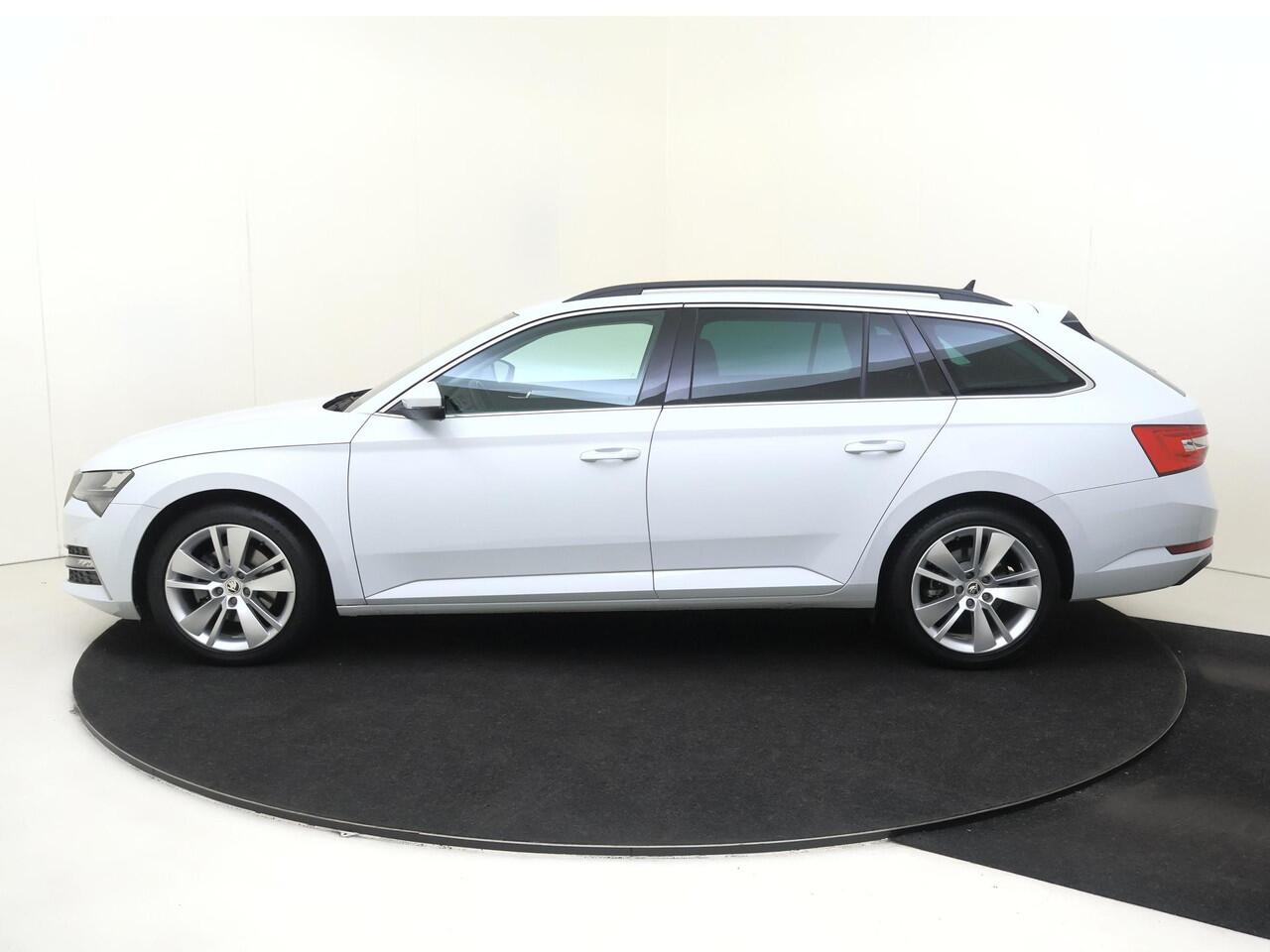Skoda SUPERB Combi 1.4 TSI iV Business Edition | SoH 90% | Achteruitrijcamera | Stoelverwarming | Adaptieve demping | Navigatie | Virtual cockpit | CarPlay | Cruise control | Verwarmde voorruit |
