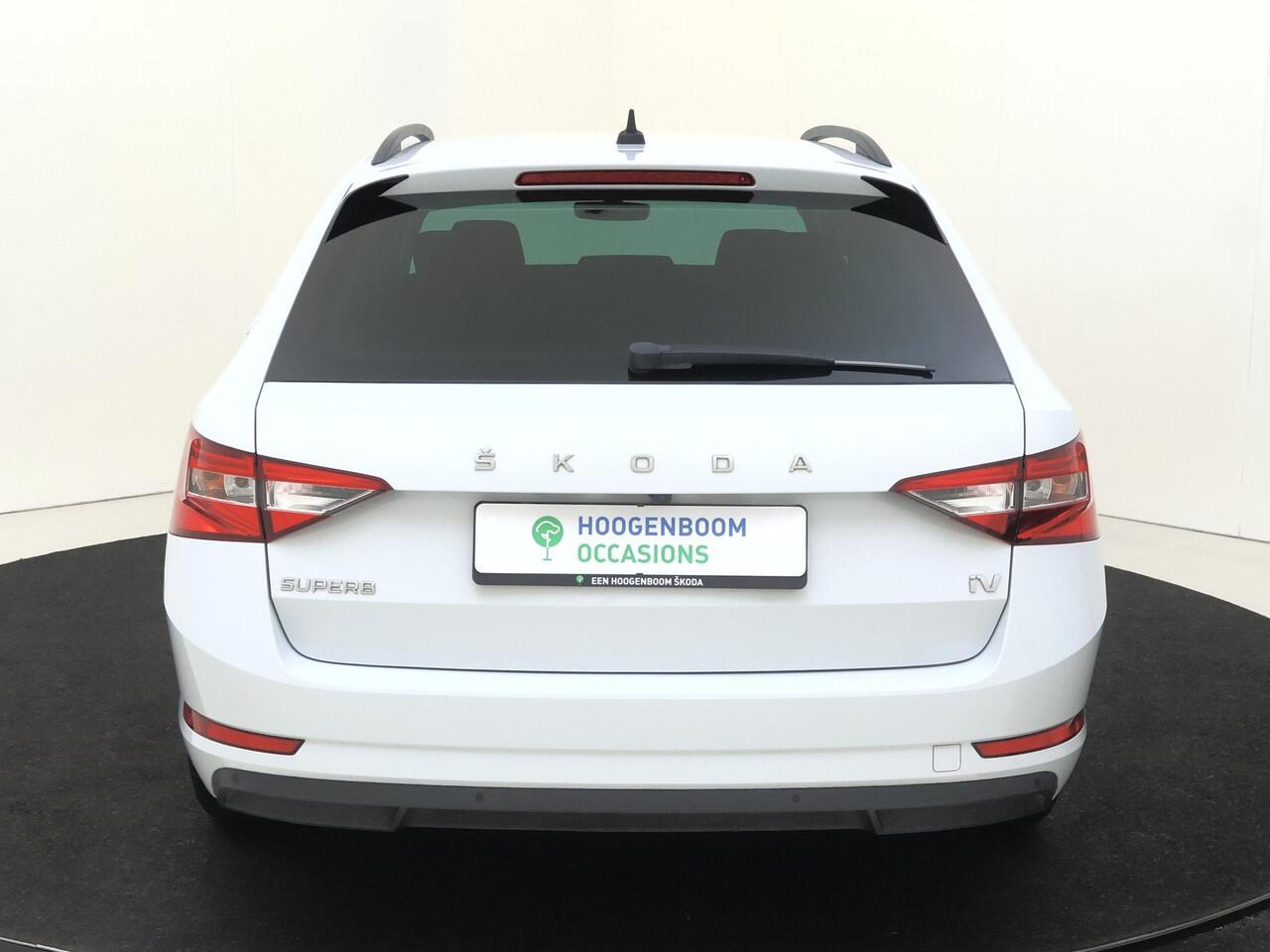 Skoda SUPERB Combi 1.4 TSI iV Business Edition | SoH 90% | Achteruitrijcamera | Stoelverwarming | Adaptieve demping | Navigatie | Virtual cockpit | CarPlay | Cruise control | Verwarmde voorruit |