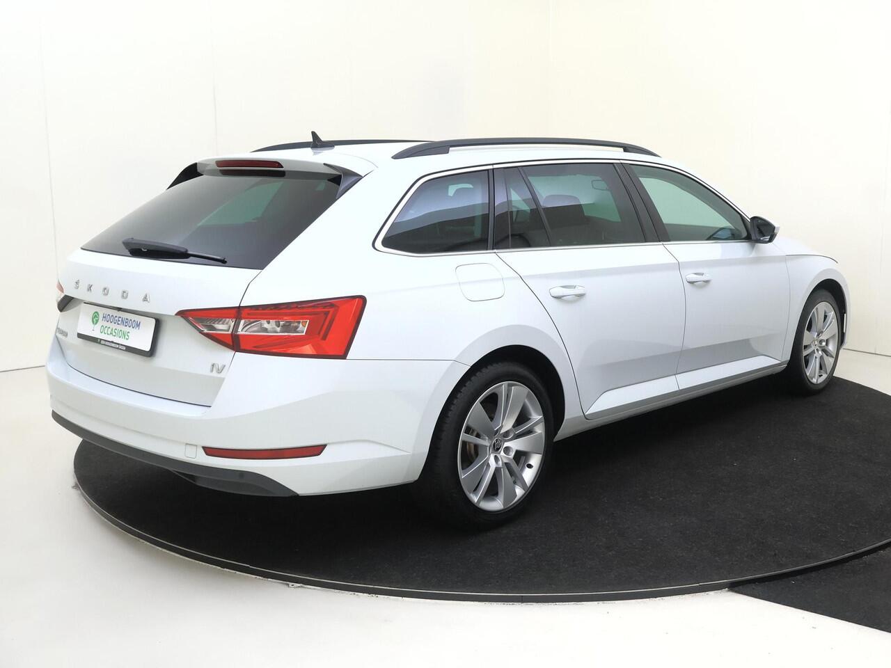 Skoda SUPERB Combi 1.4 TSI iV Business Edition | SoH 90% | Achteruitrijcamera | Stoelverwarming | Adaptieve demping | Navigatie | Virtual cockpit | CarPlay | Cruise control | Verwarmde voorruit |