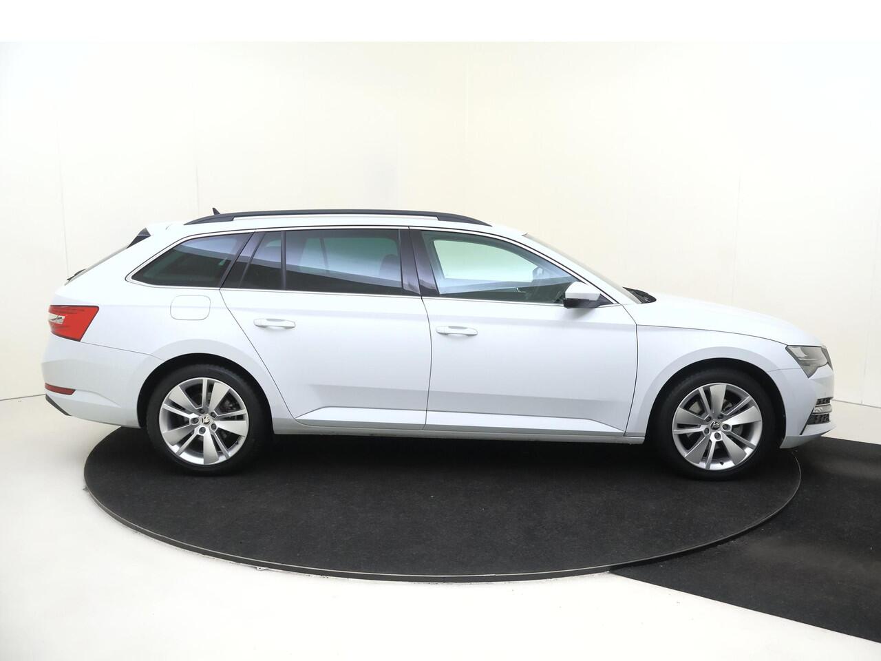 Skoda SUPERB Combi 1.4 TSI iV Business Edition | SoH 90% | Achteruitrijcamera | Stoelverwarming | Adaptieve demping | Navigatie | Virtual cockpit | CarPlay | Cruise control | Verwarmde voorruit |