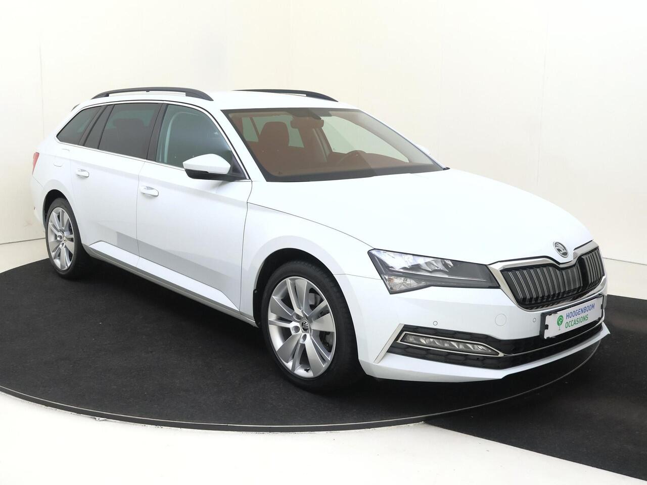 Skoda SUPERB Combi 1.4 TSI iV Business Edition | SoH 90% | Achteruitrijcamera | Stoelverwarming | Adaptieve demping | Navigatie | Virtual cockpit | CarPlay | Cruise control | Verwarmde voorruit |