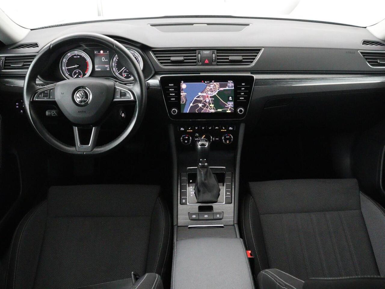 Skoda SUPERB 1.5 TSI Business Edition | Trekhaak | Stoelverwarming | Adaptive cruise | Camera | Memory | Carplay | Sfeerverlichting | Side Assist | Achterbankverwarming | Navigatie | Full LED