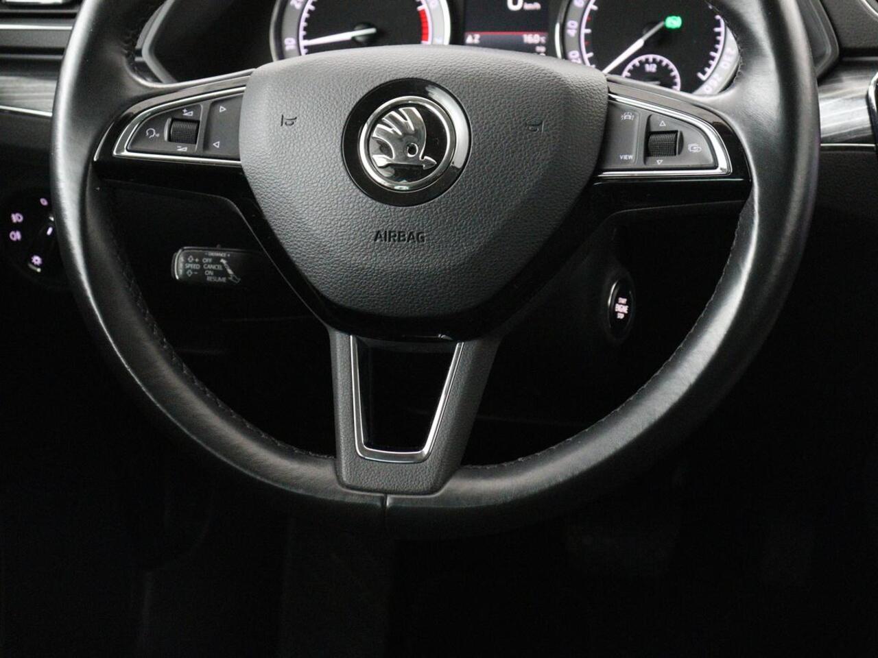 Skoda SUPERB 1.5 TSI Business Edition | Trekhaak | Stoelverwarming | Adaptive cruise | Camera | Memory | Carplay | Sfeerverlichting | Side Assist | Achterbankverwarming | Navigatie | Full LED