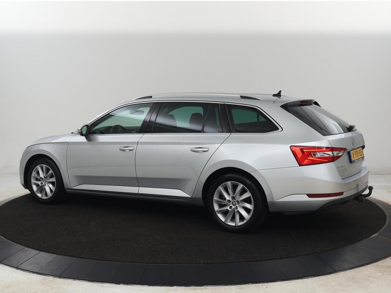 Skoda SUPERB 1.5 TSI Business Edition | Trekhaak | Stoelverwarming | Adaptive cruise | Camera | Memory | Carplay | Sfeerverlichting | Side Assist | Achterbankverwarming | Navigatie | Full LED