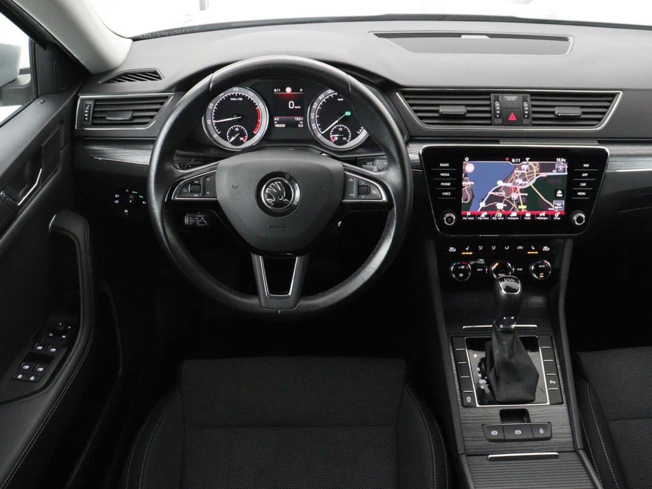 Skoda SUPERB 1.5 TSI Business Edition | Trekhaak | Stoelverwarming | Adaptive cruise | Camera | Memory | Carplay | Sfeerverlichting | Side Assist | Achterbankverwarming | Navigatie | Full LED