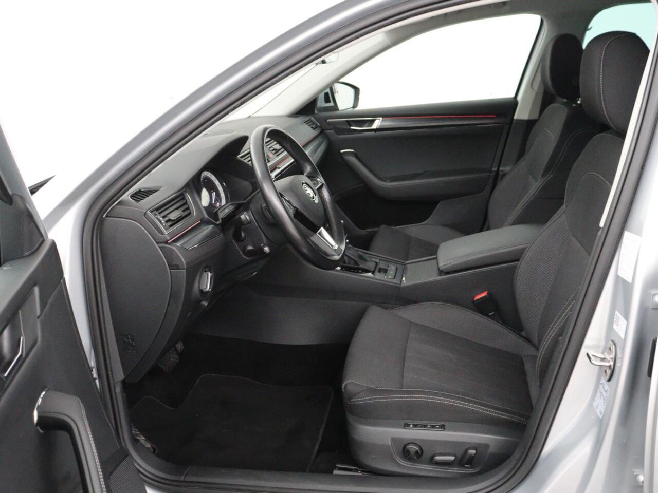 Skoda SUPERB 1.5 TSI Business Edition | Trekhaak | Stoelverwarming | Adaptive cruise | Camera | Memory | Carplay | Sfeerverlichting | Side Assist | Achterbankverwarming | Navigatie | Full LED