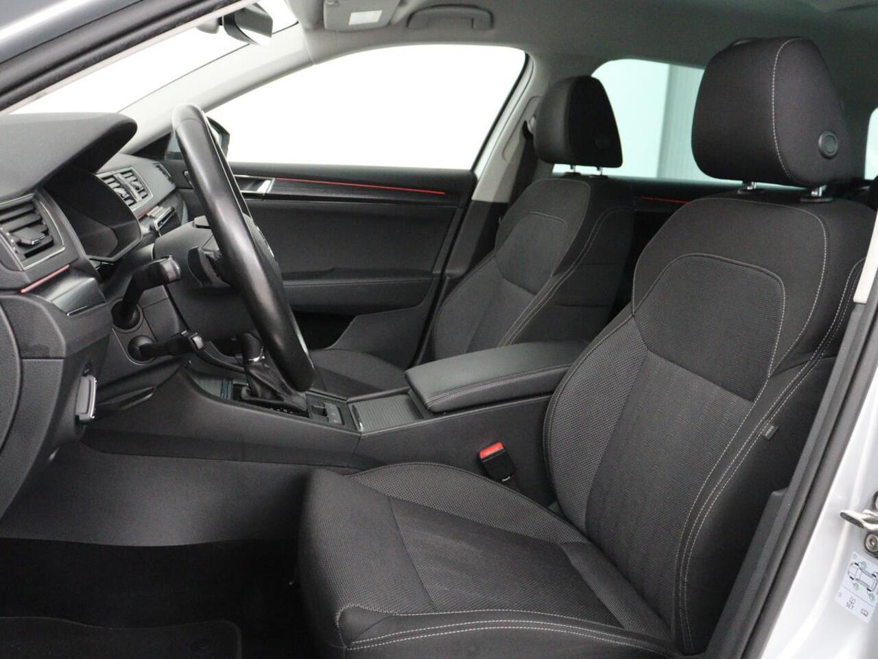 Skoda SUPERB 1.5 TSI Business Edition | Trekhaak | Stoelverwarming | Adaptive cruise | Camera | Memory | Carplay | Sfeerverlichting | Side Assist | Achterbankverwarming | Navigatie | Full LED