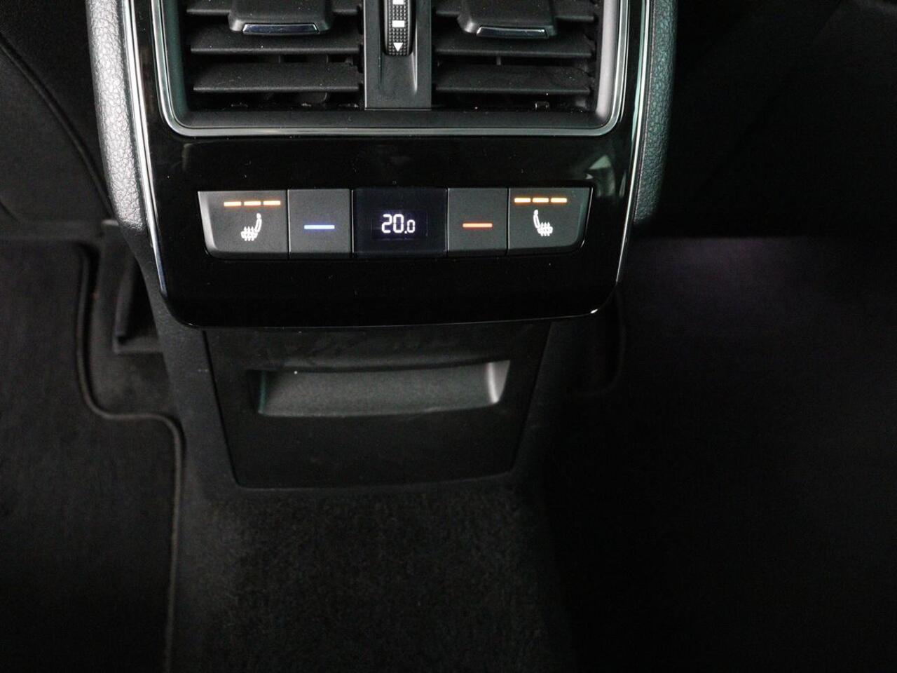 Skoda SUPERB 1.5 TSI Business Edition | Trekhaak | Stoelverwarming | Adaptive cruise | Camera | Memory | Carplay | Sfeerverlichting | Side Assist | Achterbankverwarming | Navigatie | Full LED