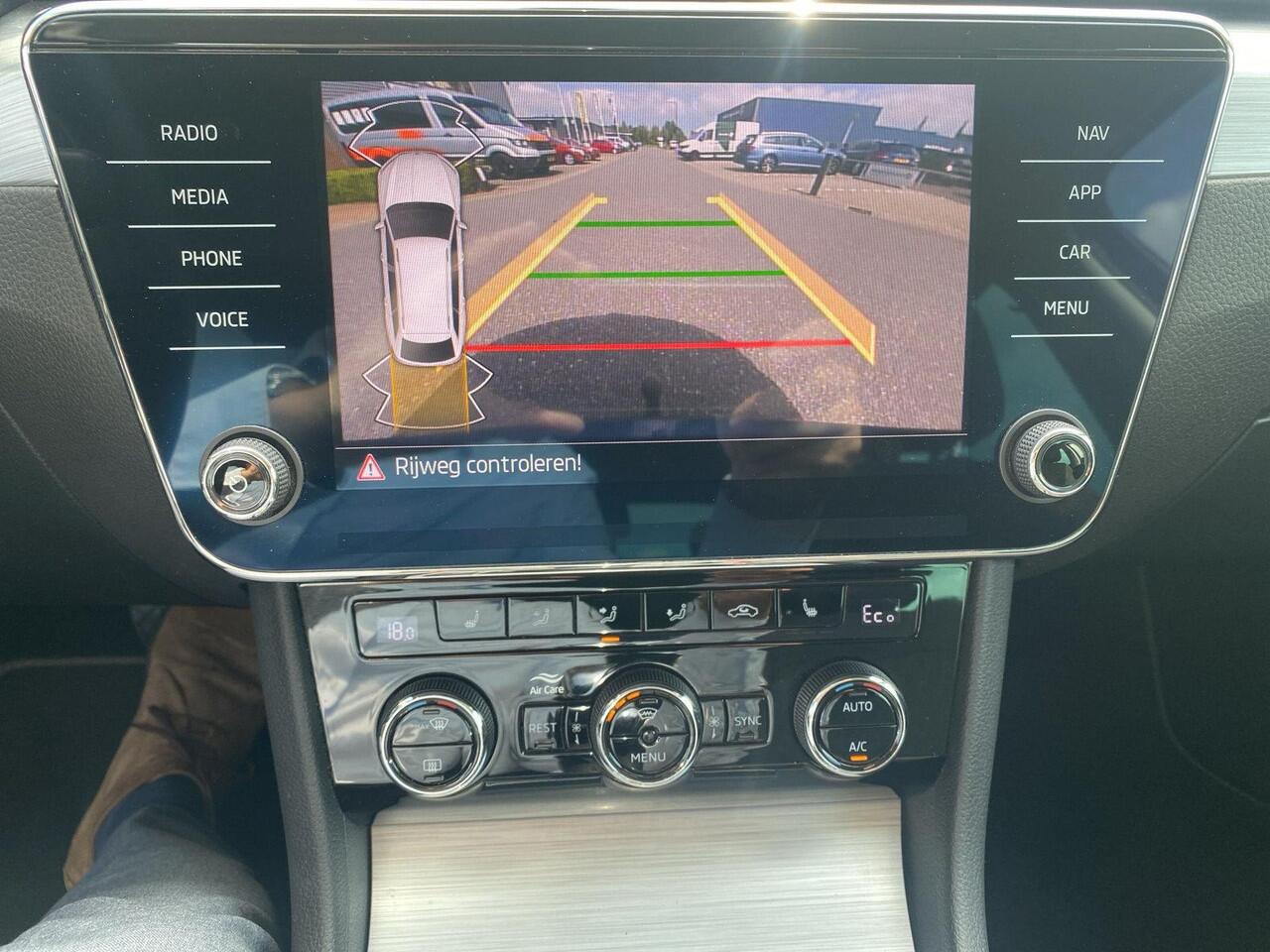 Skoda SUPERB Combi 1.4 TSI iV Business Edition | PHEV | 218Pk | Trekhaak | Cruise | A-Camera | DCC |