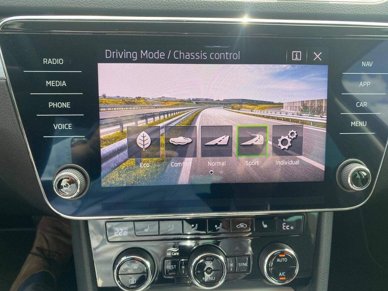 Skoda SUPERB Combi 1.4 TSI iV Business Edition | PHEV | 218Pk | Trekhaak | Cruise | A-Camera | DCC |