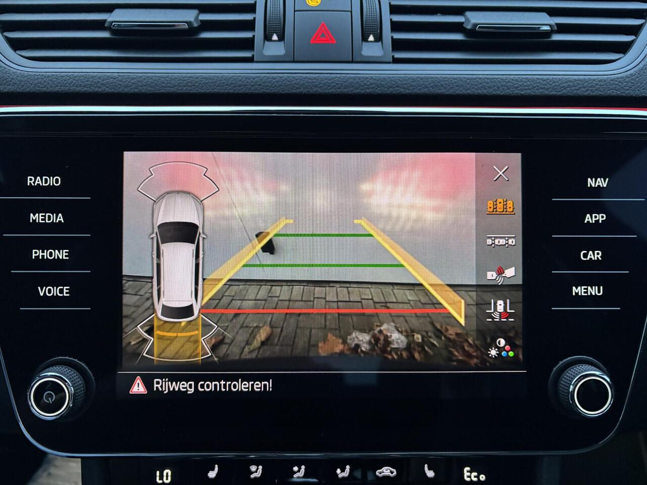 Skoda SUPERB Combi 1.4 TSI iV Sportline Business | Elektrisch glazen panorama-dak | Trekhaak geremd 1600kg |