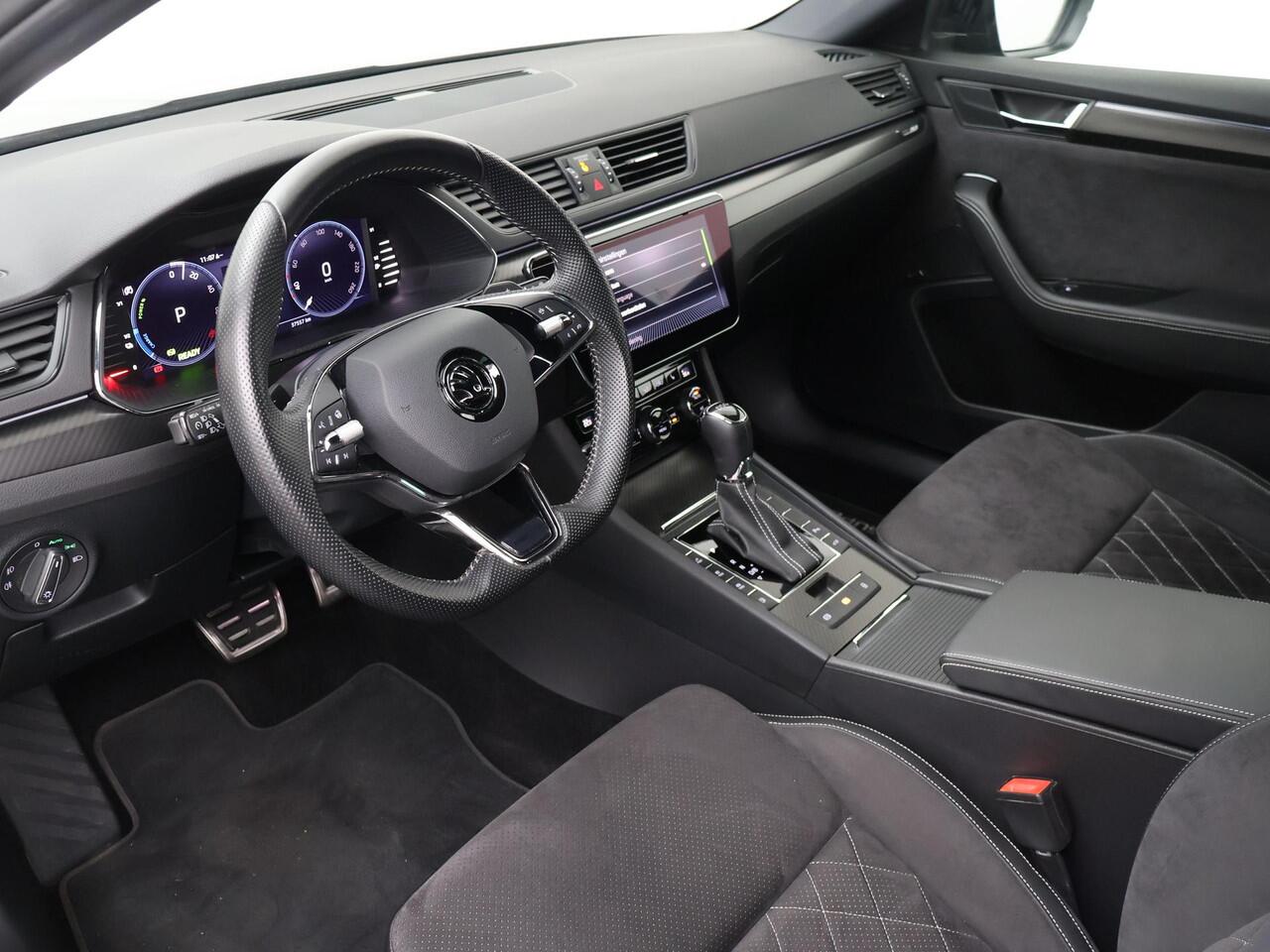 Skoda SUPERB Combi 1.4 TSI iV Sportline Business | 218 PK | SoH 91%| Stoelverwarming | Matrix LED koplampen | Virtual pedal achterklep | 19" LM velgen |