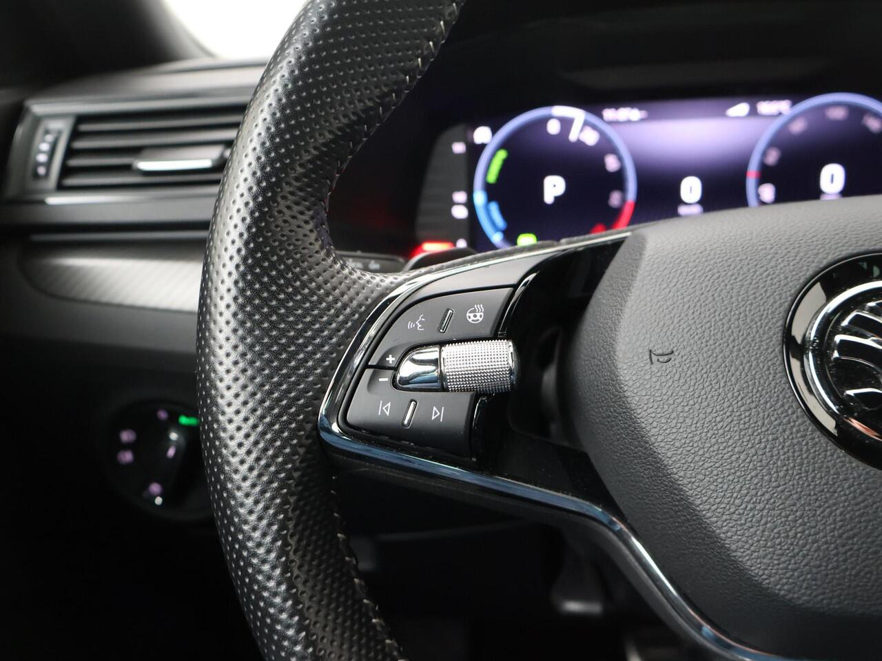 Skoda SUPERB Combi 1.4 TSI iV Sportline Business | 218 PK | SoH 91%| Stoelverwarming | Matrix LED koplampen | Virtual pedal achterklep | 19" LM velgen |