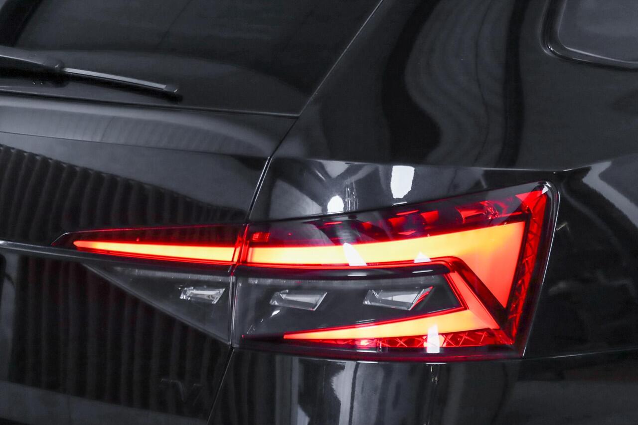 Skoda SUPERB Combi 1.4 TSI iV Sportline Black Edition Panoramadak, LED, Sportstoelen, Alcantara, Memory, Camera