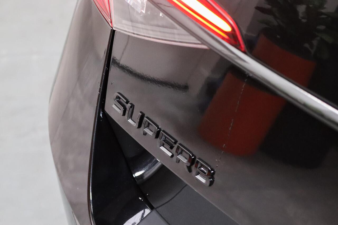 Skoda SUPERB Combi 1.4 TSI iV Sportline Black Edition Panoramadak, LED, Sportstoelen, Alcantara, Memory, Camera