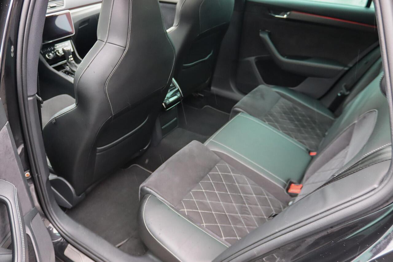 Skoda SUPERB Combi 1.4 TSI iV Sportline Black Edition Panoramadak, LED, Sportstoelen, Alcantara, Memory, Camera