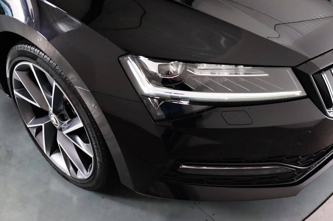 Skoda SUPERB Combi 1.4 TSI iV Sportline Black Edition Panoramadak, LED, Sportstoelen, Alcantara, Memory, Camera