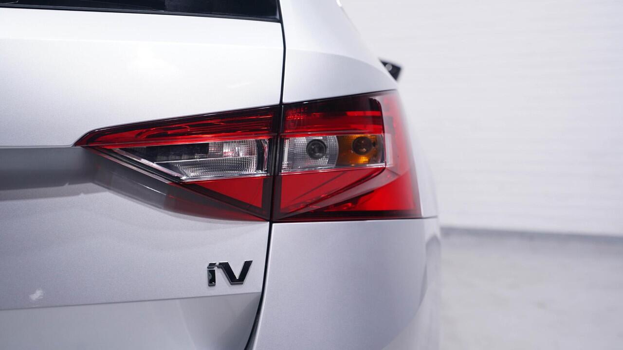 Skoda SUPERB Combi 1.4 TSI iV Style Navi Leder/alcantara Camera Stoel- en voorruitverwarming Apple Carplay Clima