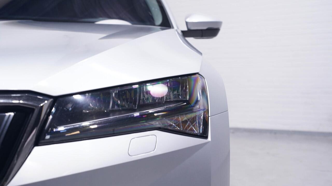 Skoda SUPERB Combi 1.4 TSI iV Style Navi Leder/alcantara Camera Stoel- en voorruitverwarming Apple Carplay Clima