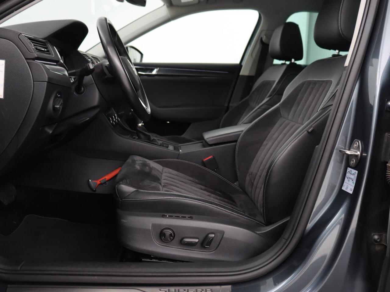 Skoda SUPERB 1.4 TSI iV Business Edition | Leder/Alcantara | Stoelverwarming | Canton Sound | Memory | Virtual Cockpit | Carplay | Camera | Navigatie | Cruise control | PHEV | Plug In