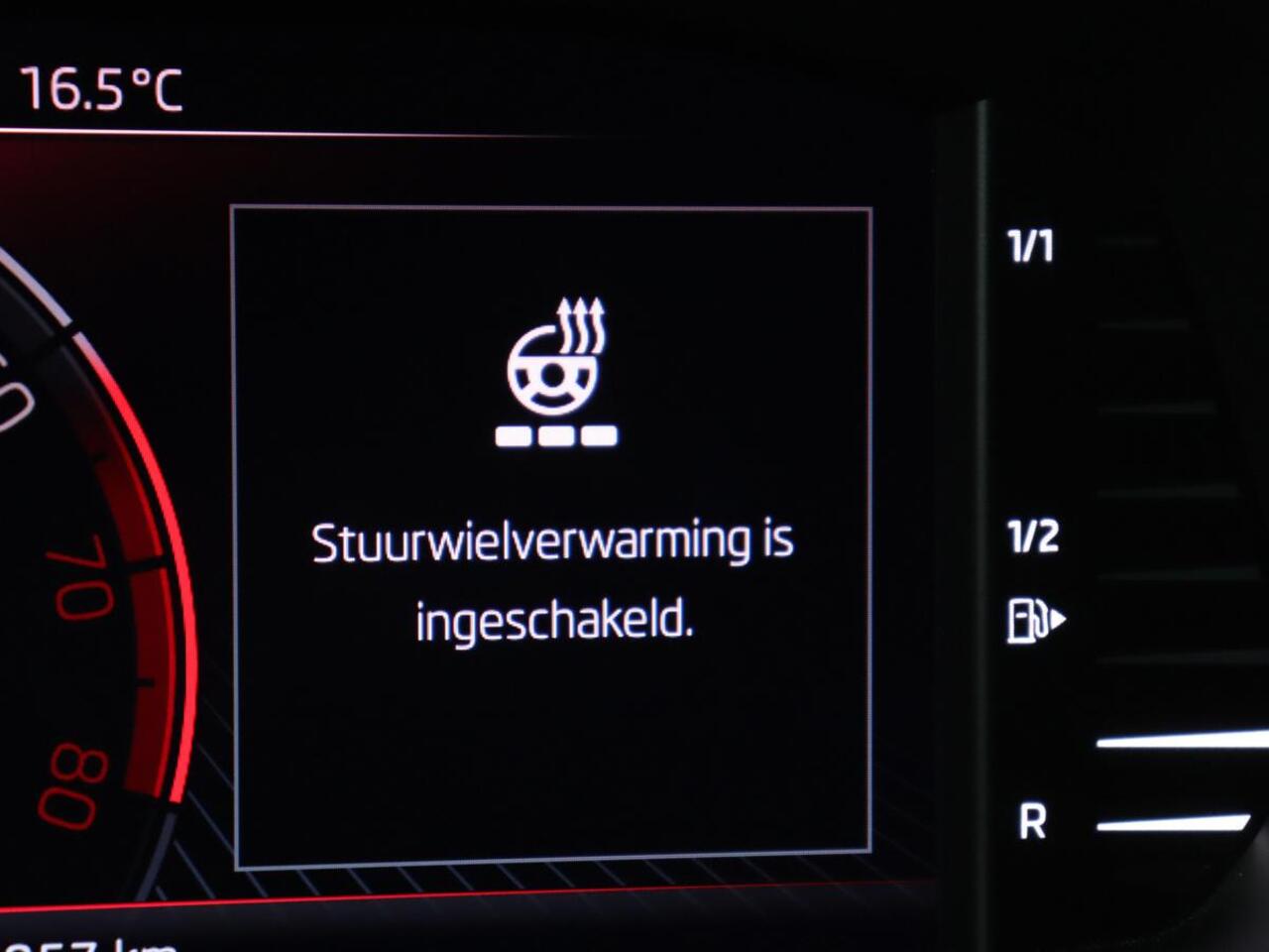 Skoda SUPERB 1.4 TSI iV Sportline | Stoelverwarming | Alcantara | Adaptive cruise | Camera | Carplay | Matrix LED | Stuurverwarming | Virtual Cockpit | Navigatie | Parkeerhulp | Sportstoelen | Sfeerverlichting | PHEV | Plug In