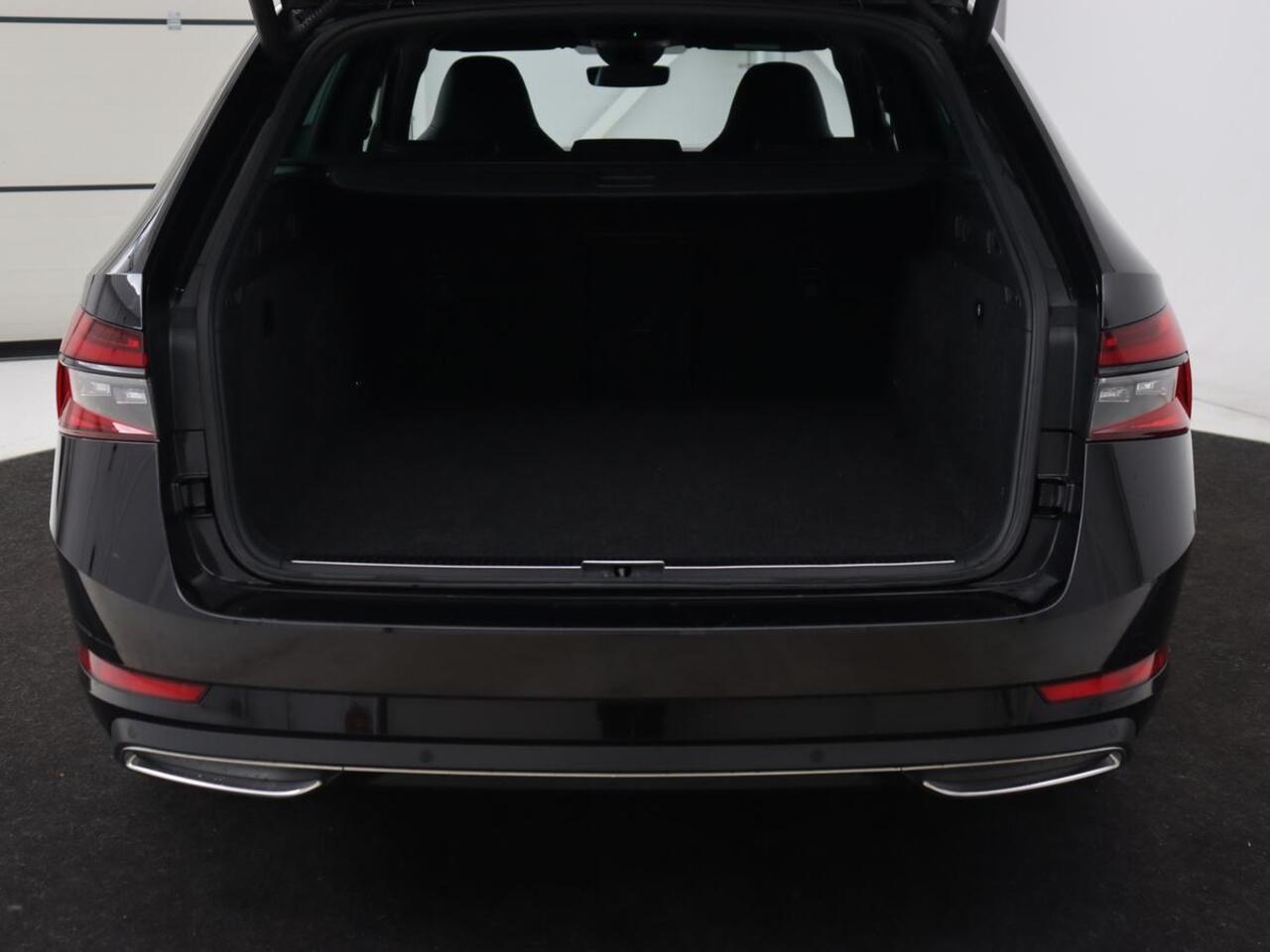 Skoda SUPERB 1.4 TSI iV Sportline | Stoelverwarming | Alcantara | Adaptive cruise | Camera | Carplay | Matrix LED | Stuurverwarming | Virtual Cockpit | Navigatie | Parkeerhulp | Sportstoelen | Sfeerverlichting | PHEV | Plug In