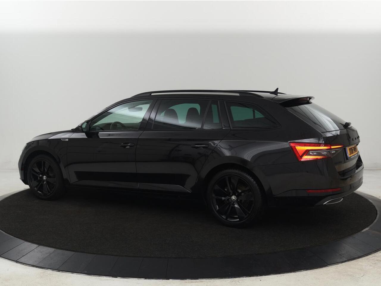 Skoda SUPERB 1.4 TSI iV Sportline | Stoelverwarming | Alcantara | Adaptive cruise | Camera | Carplay | Matrix LED | Stuurverwarming | Virtual Cockpit | Navigatie | Parkeerhulp | Sportstoelen | Sfeerverlichting | PHEV | Plug In