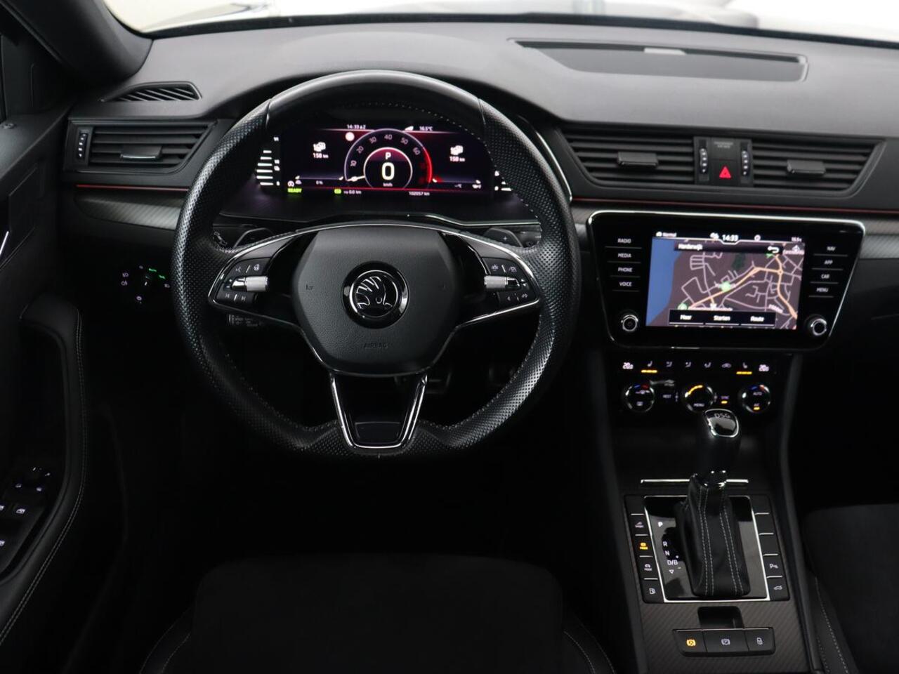 Skoda SUPERB 1.4 TSI iV Sportline | Stoelverwarming | Alcantara | Adaptive cruise | Camera | Carplay | Matrix LED | Stuurverwarming | Virtual Cockpit | Navigatie | Parkeerhulp | Sportstoelen | Sfeerverlichting | PHEV | Plug In