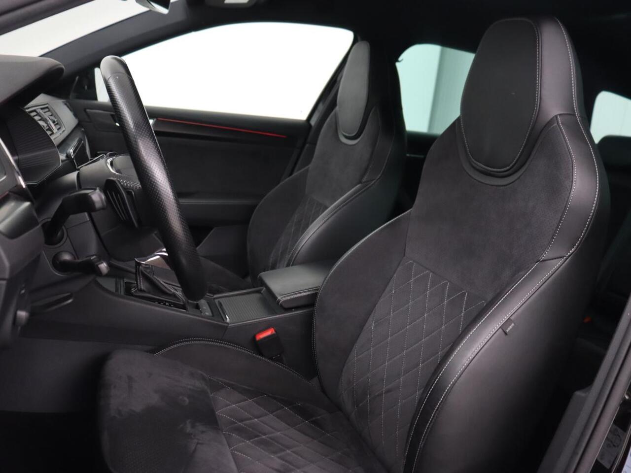 Skoda SUPERB 1.4 TSI iV Sportline | Stoelverwarming | Alcantara | Adaptive cruise | Camera | Carplay | Matrix LED | Stuurverwarming | Virtual Cockpit | Navigatie | Parkeerhulp | Sportstoelen | Sfeerverlichting | PHEV | Plug In