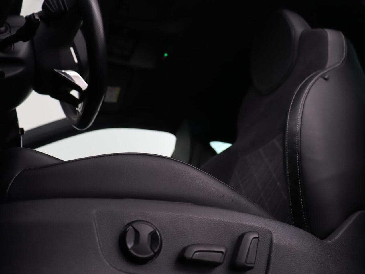 Skoda SUPERB 1.4 TSI iV Sportline | Stoelverwarming | Alcantara | Adaptive cruise | Camera | Carplay | Matrix LED | Stuurverwarming | Virtual Cockpit | Navigatie | Parkeerhulp | Sportstoelen | Sfeerverlichting | PHEV | Plug In