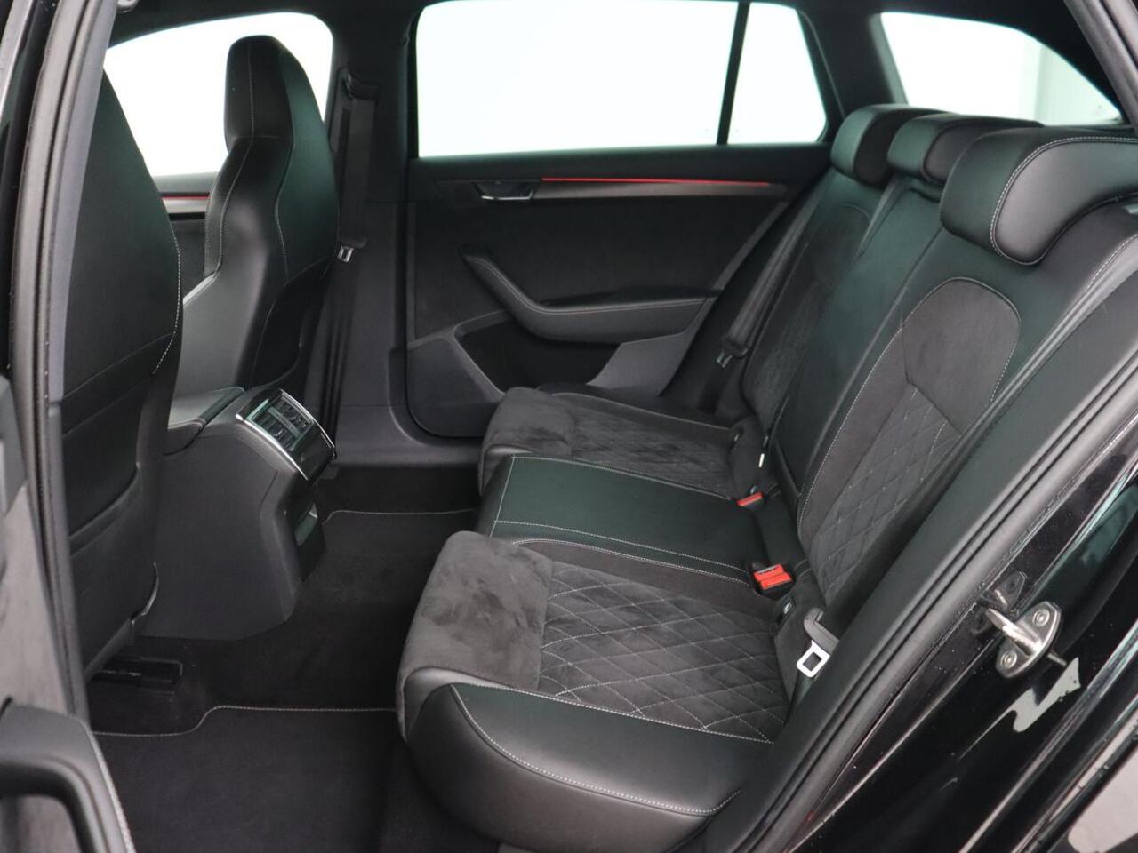 Skoda SUPERB 1.4 TSI iV Sportline | Stoelverwarming | Alcantara | Adaptive cruise | Camera | Carplay | Matrix LED | Stuurverwarming | Virtual Cockpit | Navigatie | Parkeerhulp | Sportstoelen | Sfeerverlichting | PHEV | Plug In