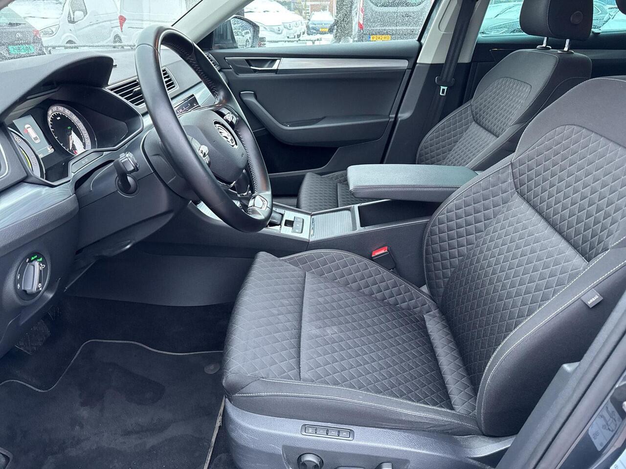 Skoda SUPERB Combi 1.4 TSI iV Business Edition | PHEV | 218 pk | Stoelverwarming | PDC | Privacy glas | DCC | SOH 92% |