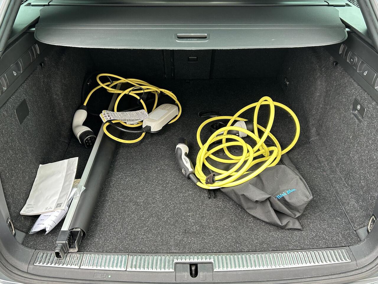 Skoda SUPERB Combi 1.4 TSI iV Sportline Business | Schuif/Kantel-Dak | Canton Audio | Voor+Achter-Stoelen Verwarmd | Trekhaak