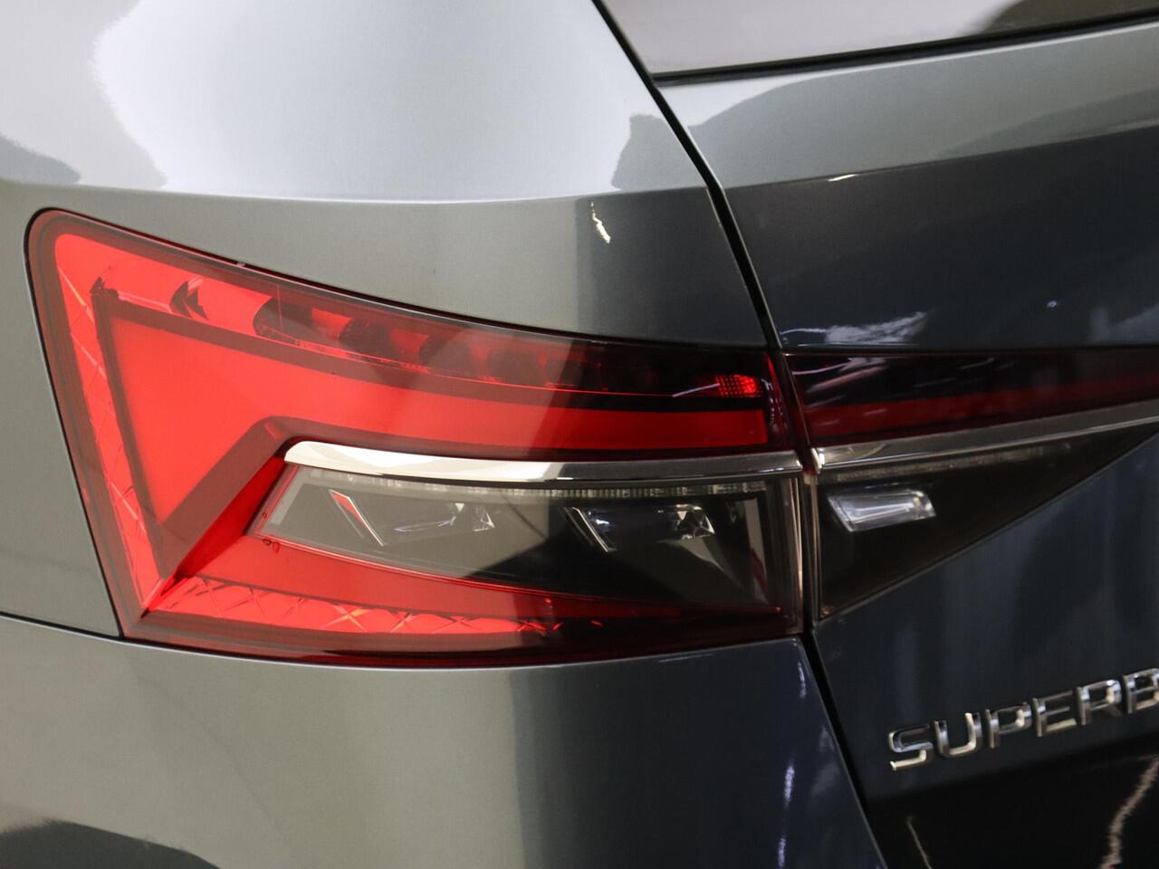 Skoda SUPERB Combi 1.4 TSI iV Business Edition | SoH 88% | Trekhaak | Adaptieve demping | Stoelverwarming | Navigatie | Cruise control | CarPlay | Elektrisch inklapbare buitenspiegels |