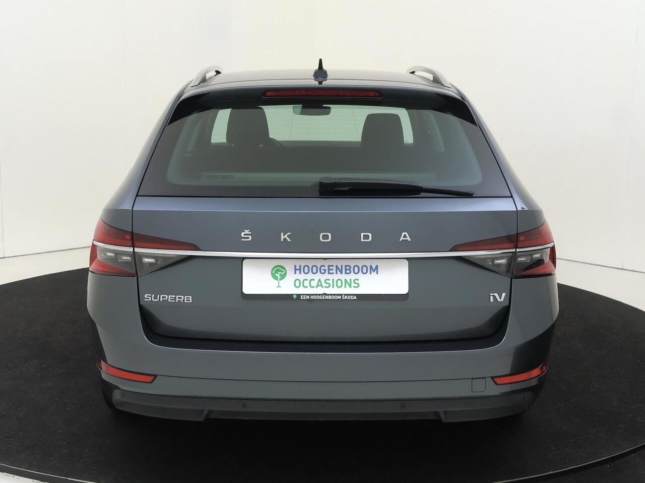 Skoda SUPERB Combi 1.4 TSI iV Business Edition | SoH 88% | Trekhaak | Adaptieve demping | Stoelverwarming | Navigatie | Cruise control | CarPlay | Elektrisch inklapbare buitenspiegels |