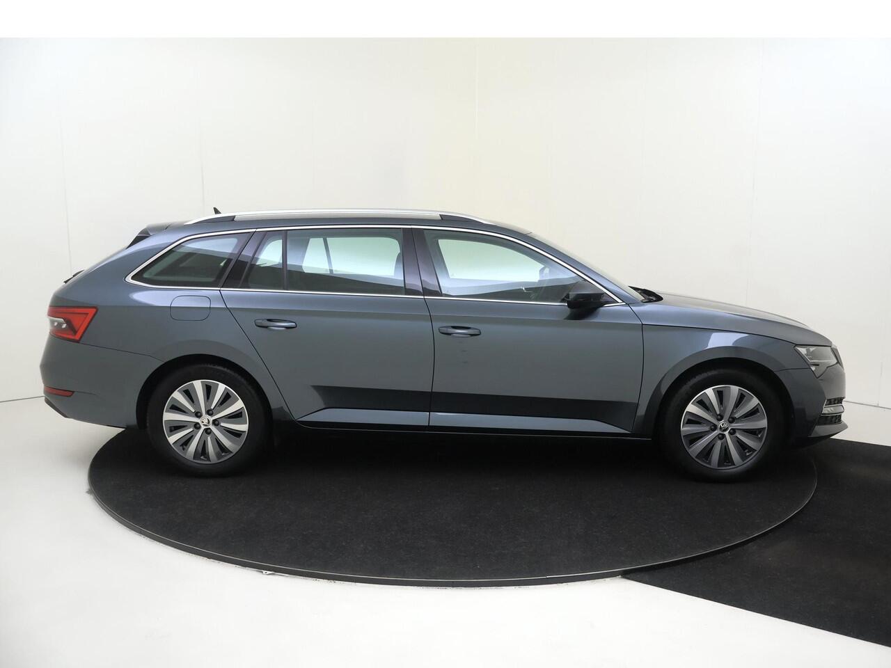 Skoda SUPERB Combi 1.4 TSI iV Business Edition | SoH 88% | Trekhaak | Adaptieve demping | Stoelverwarming | Navigatie | Cruise control | CarPlay | Elektrisch inklapbare buitenspiegels |