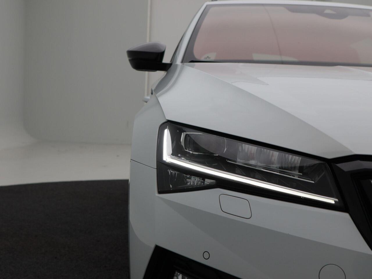 Skoda SUPERB Combi 1.4 TSi iV 218 Pk Automaat Sportline Business | Trekhaak | Panoramadak | Adaptive Cruise | Full LED | Canton Sound | Stoelverwarming | 18 Inch | 92.858 Km!!