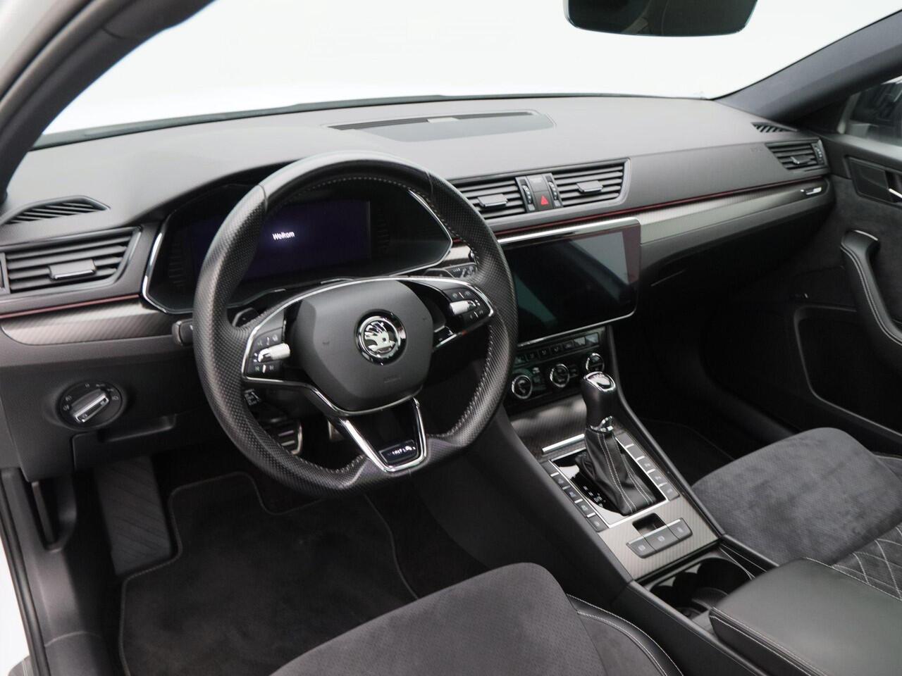 Skoda SUPERB Combi 1.4 TSi iV 218 Pk Automaat Sportline Business | Trekhaak | Panoramadak | Adaptive Cruise | Full LED | Canton Sound | Stoelverwarming | 18 Inch | 92.858 Km!!