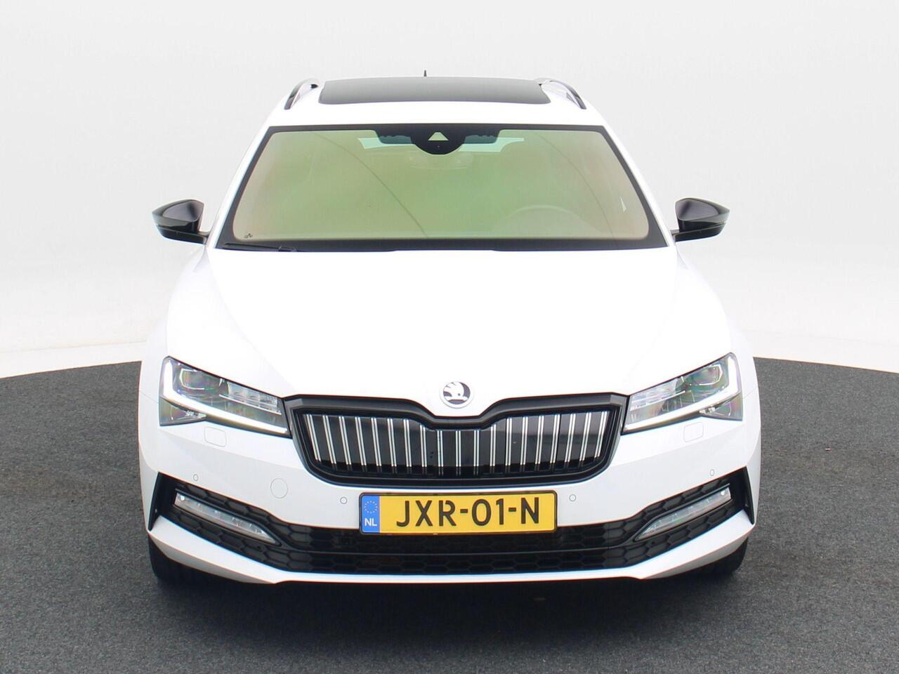 Skoda SUPERB Combi 1.4 TSi iV 218 Pk Automaat Sportline Business | Trekhaak | Panoramadak | Adaptive Cruise | Full LED | Canton Sound | Stoelverwarming | 18 Inch | 92.858 Km!!