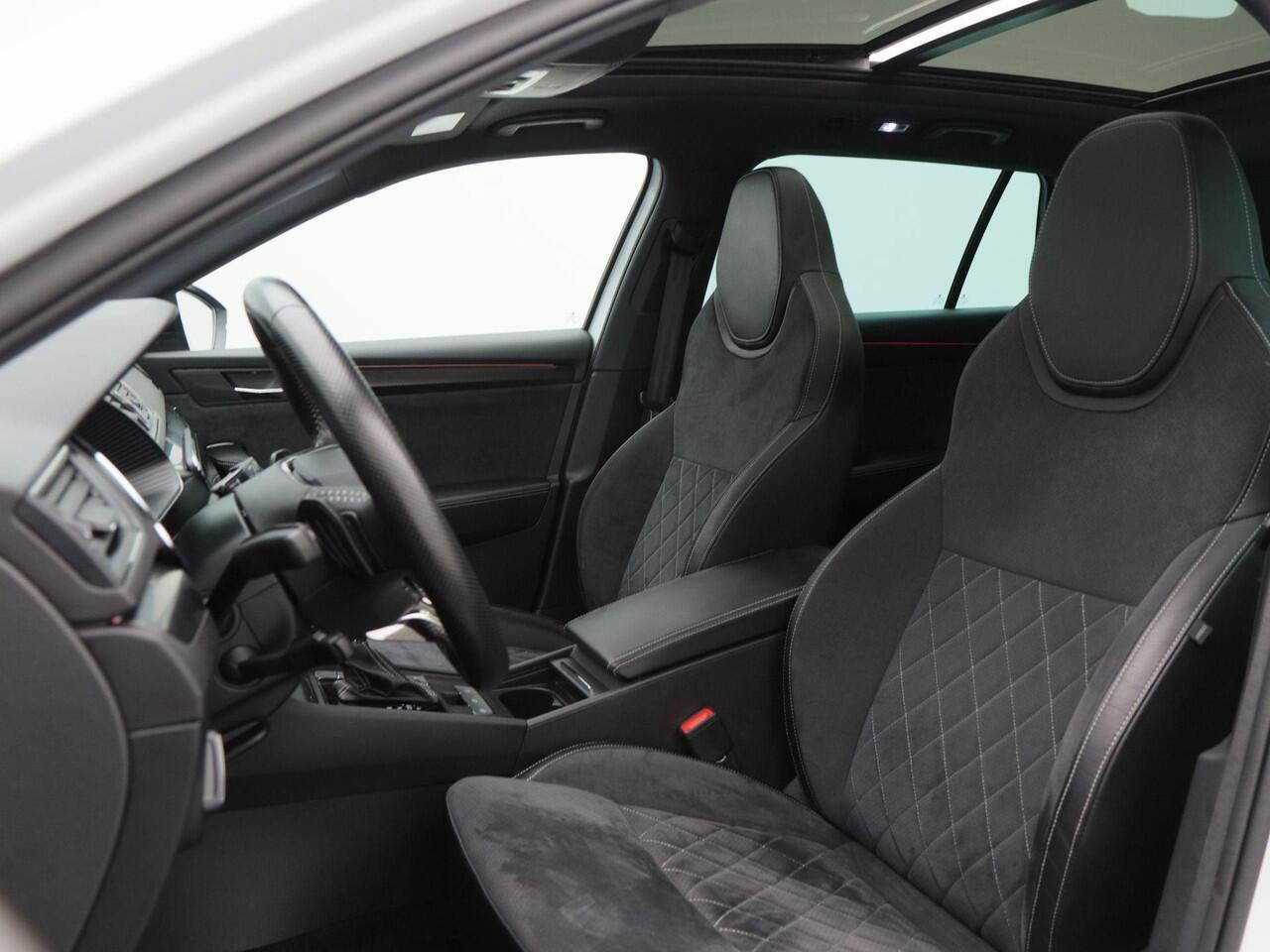 Skoda SUPERB Combi 1.4 TSi iV 218 Pk Automaat Sportline Business | Trekhaak | Panoramadak | Adaptive Cruise | Full LED | Canton Sound | Stoelverwarming | 18 Inch | 92.858 Km!!