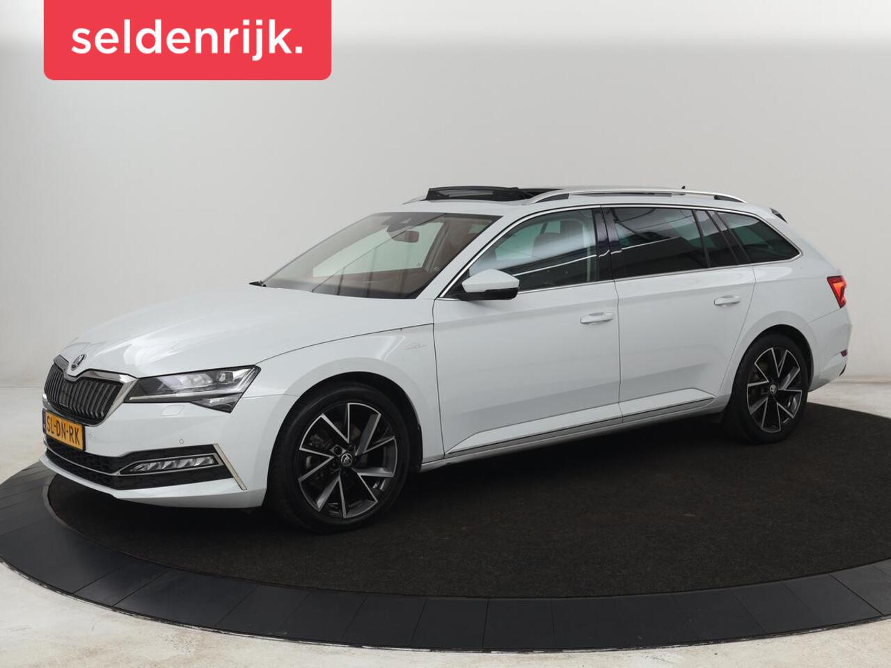 Skoda SUPERB 1.4 TSI iV Laurin & Klement | Panoramadak | Stoelventilatie | Leder | Trekhaak | Canton Sound | Virtual Cockpit | Navigatie | Memory | Achterbankverwarming | Full LED | Keyless | Carplay | PHEV