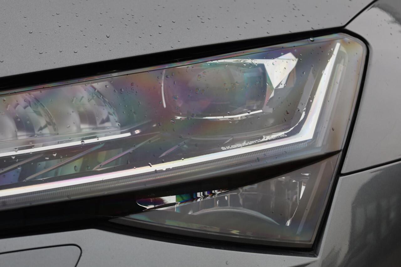 Skoda SUPERB Combi 1.4 TSI iV Style 218PK / 160kW DSG, Achteruitrijcamera (rear view), panoramadak, LED Matrix verlichting, elektrisch verstel-, verwarm- en inklapbare buitenspiegels (spiegel pakket), keyless start & entry, adaptieve cruise control (acc), dodehoek sen