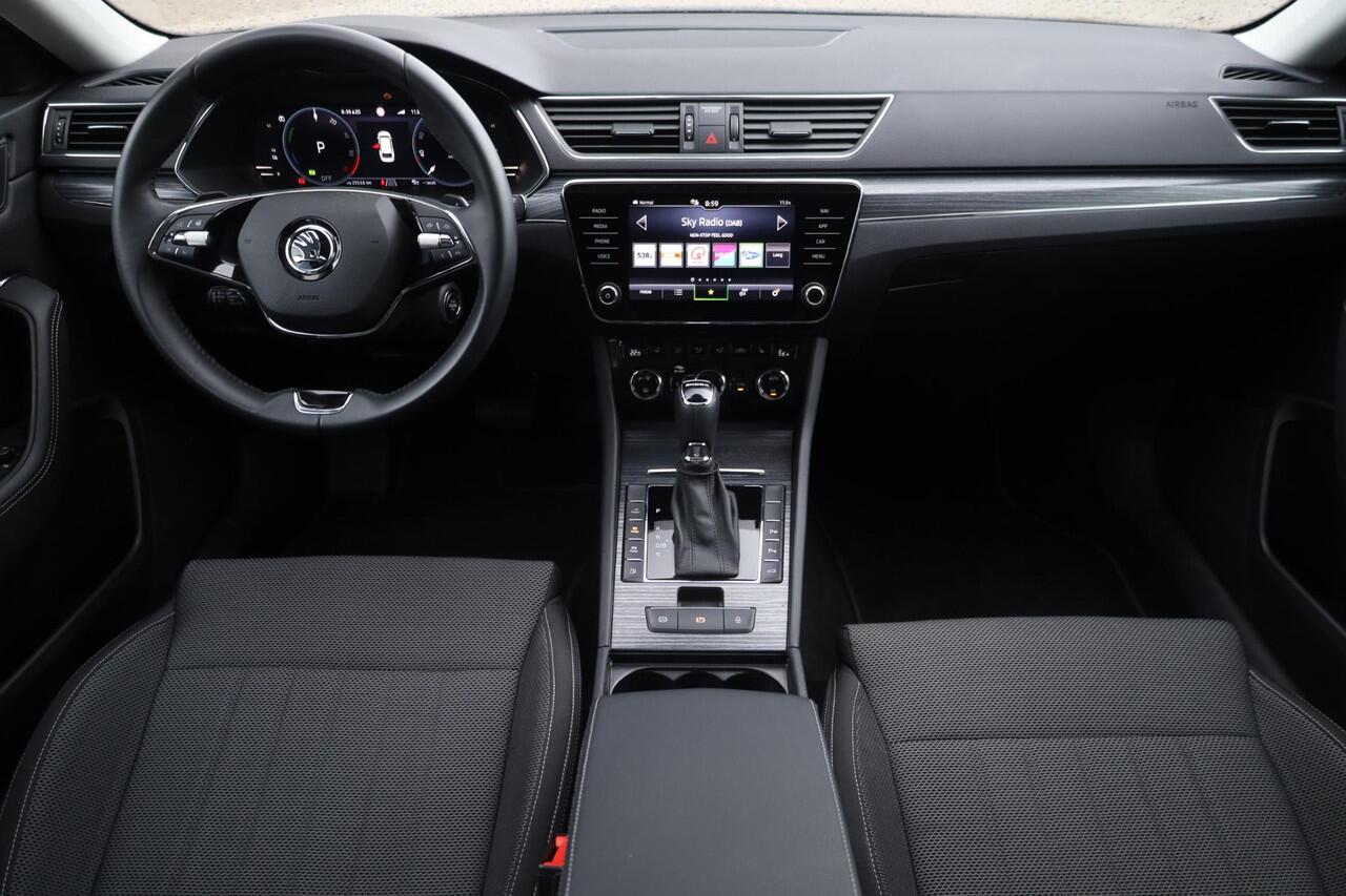 Skoda SUPERB Combi 1.4 TSI iV Style 218PK / 160kW DSG, Achteruitrijcamera (rear view), panoramadak, LED Matrix verlichting, elektrisch verstel-, verwarm- en inklapbare buitenspiegels (spiegel pakket), keyless start & entry, adaptieve cruise control (acc), dodehoek sen