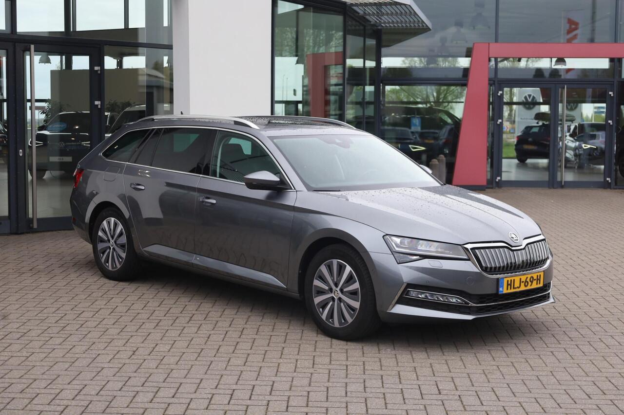 Skoda SUPERB Combi 1.4 TSI iV Style 218PK / 160kW DSG, Achteruitrijcamera (rear view), panoramadak, LED Matrix verlichting, elektrisch verstel-, verwarm- en inklapbare buitenspiegels (spiegel pakket), keyless start & entry, adaptieve cruise control (acc), dodehoek sen