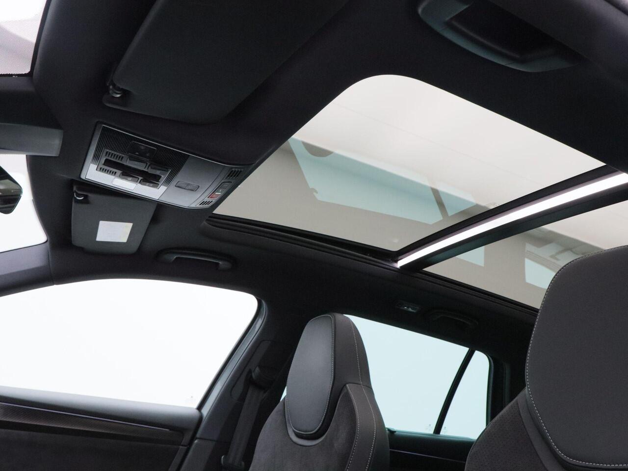 Skoda SUPERB Combi 1.4 TSi 218 Pk Automaat iV Sportline Business | Panorama Dak | Alcantara Leder | Elektrische Stoelen met Geheugen | Trekhaak | Adaptive Cruise | Camera | 19 Inch
