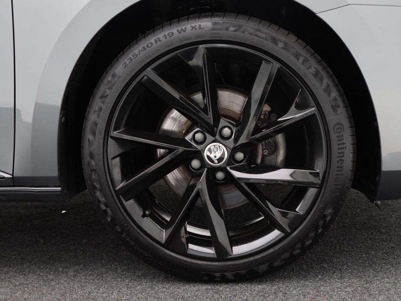 Skoda SUPERB Combi 1.4 TSi 218 Pk Automaat iV Sportline Business | Panorama Dak | Alcantara Leder | Elektrische Stoelen met Geheugen | Trekhaak | Adaptive Cruise | Camera | 19 Inch