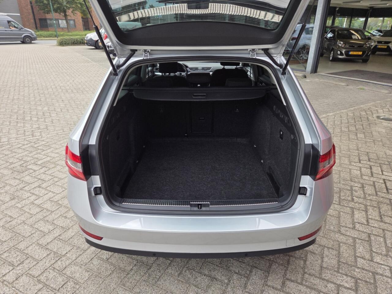 Skoda SUPERB Combi 1.5 TSI A/T Business Edition | Virtual cockpit | Navi