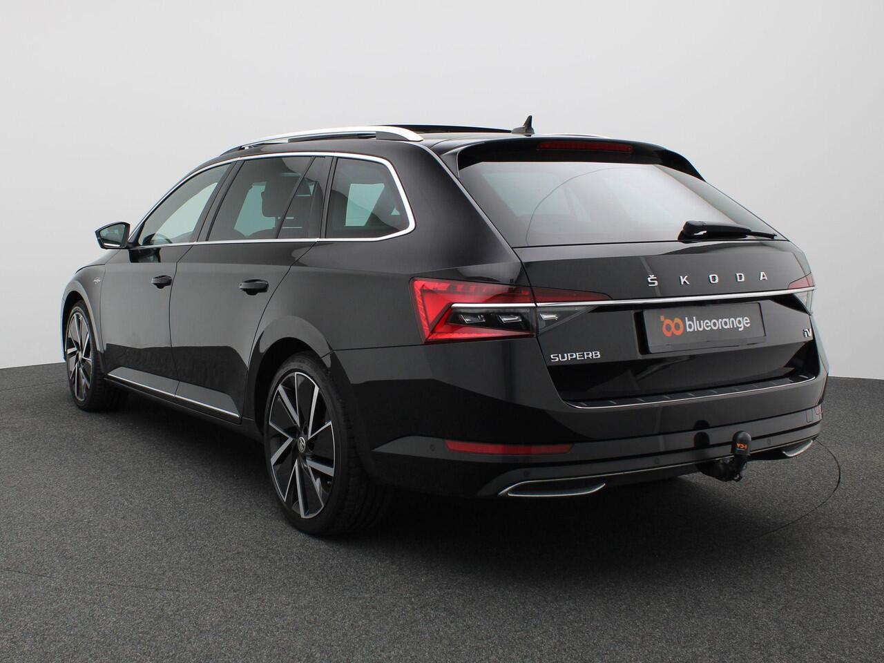 Skoda SUPERB Combi 1.4 TSI iV Laurin & Klement 218PK Pano-Schuifdak, Trekhaak, 360gr. Camera, 19" LM Velgen, Stoel-Stuurverwarming, Stoelkoeling, Elektrische stoelen met memory, Keyless, Matrix LED-Verlichting, Navi